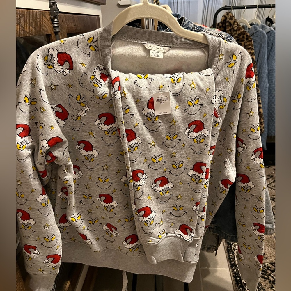 American Eagle Grinch Jogger Set Small